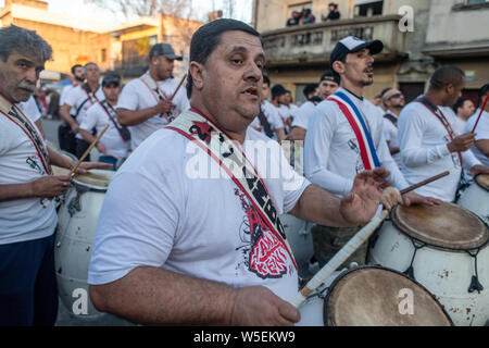 Montevideo, Uruguay. 27. Juli, 2019. Mitglied der Comparsas (Gruppe) gesehen Schlagzeug spielen während der candombe winter Anrufe (Las llamadas de invierno) Parade in der jacinto Vera Nachbarschaft in Montevideo. Der candombe ist eine kulturelle Manifestation der afro-uruguayischen Herkunft. Es hat eine bedeutende Rolle in der Kultur von Uruguay in den letzten zweihundert Jahren, die von der UNESCO als immaterielles Kulturerbe der Menschheit anerkannt. Credit: SOPA Images Limited/Alamy leben Nachrichten Stockfoto