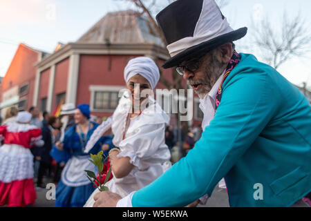 Montevideo, Uruguay. 27. Juli, 2019. Mitglied der Comparsas (Gruppe) gesehen, traditionellen Kostüm während der candombe winter Anrufe (Las llamadas de invierno) Parade in der jacinto Vera Nachbarschaft in Montevideo. Der candombe ist eine kulturelle Manifestation der afro-uruguayischen Herkunft. Es hat eine bedeutende Rolle in der Kultur von Uruguay in den letzten zweihundert Jahren, die von der UNESCO als immaterielles Kulturerbe der Menschheit anerkannt. Credit: SOPA Images Limited/Alamy leben Nachrichten Stockfoto