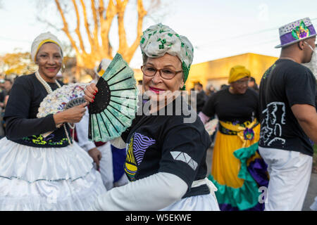 Montevideo, Uruguay. 27. Juli, 2019. Mitglied der Comparsas (Gruppe) gesehen, traditionelle Kostüme während der candombe winter Anrufe (Las llamadas de invierno) Parade in der jacinto Vera Nachbarschaft in Montevideo. Der candombe ist eine kulturelle Manifestation der afro-uruguayischen Herkunft. Es hat eine bedeutende Rolle in der Kultur von Uruguay in den letzten zweihundert Jahren, die von der UNESCO als immaterielles Kulturerbe der Menschheit anerkannt. Credit: SOPA Images Limited/Alamy leben Nachrichten Stockfoto