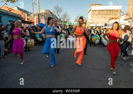 Montevideo, Uruguay. 27. Juli, 2019. Die Tänzerinnen und Tänzer des comparsa (Gruppe) 'La Jacinta" während der Parade der candombe winter Anrufe (Las llamadas de invierno) in Jacinto Vera Nachbarschaft in Montevideo gesehen. Der candombe ist eine kulturelle Manifestation der afro-uruguayischen Herkunft. Es hat eine bedeutende Rolle in der Kultur von Uruguay in den letzten zweihundert Jahren, die von der UNESCO als immaterielles Kulturerbe der Menschheit anerkannt. Credit: SOPA Images Limited/Alamy leben Nachrichten Stockfoto