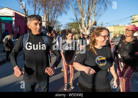 Montevideo, Uruguay. 27. Juli, 2019. Mitglieder der comparsa (Gruppe) von blinden Menschen, die während der candombee winter Anrufe (Las llamadas de invierno) Parade in Jacinto Vera Nachbarschaft in Montevideo gesehen. Der candombe ist eine kulturelle Manifestation der afro-uruguayischen Herkunft. Es hat eine bedeutende Rolle in der Kultur von Uruguay in den letzten zweihundert Jahren, die von der UNESCO als immaterielles Kulturerbe der Menschheit anerkannt. Credit: SOPA Images Limited/Alamy leben Nachrichten Stockfoto