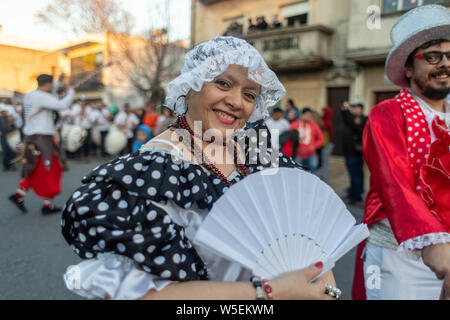 Montevideo, Uruguay. 27. Juli, 2019. Mitglied der Comparsas (Gruppe) während der candombe winter Anrufe (Las llamadas de invierno) Parade in der jacinto Vera Nachbarschaft in Montevideo gesehen. Der candombe ist eine kulturelle Manifestation der afro-uruguayischen Herkunft. Es hat eine bedeutende Rolle in der Kultur von Uruguay in den letzten zweihundert Jahren, die von der UNESCO als immaterielles Kulturerbe der Menschheit anerkannt. Credit: SOPA Images Limited/Alamy leben Nachrichten Stockfoto