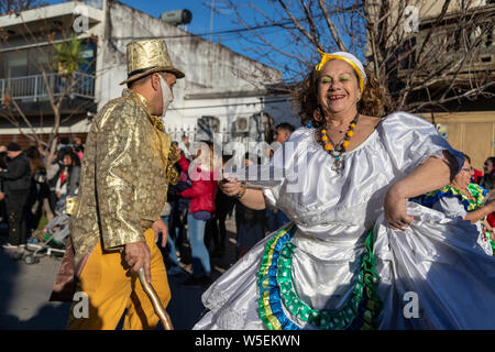 Montevideo, Uruguay. 27. Juli, 2019. Mitglied der Comparsas (Gruppe) gesehen, traditionellen Kostüm während der candombe winter Anrufe (Las llamadas de invierno) Parade in der jacinto Vera Nachbarschaft in Montevideo. Der candombe ist eine kulturelle Manifestation der afro-uruguayischen Herkunft. Es hat eine bedeutende Rolle in der Kultur von Uruguay in den letzten zweihundert Jahren, die von der UNESCO als immaterielles Kulturerbe der Menschheit anerkannt. Credit: SOPA Images Limited/Alamy leben Nachrichten Stockfoto