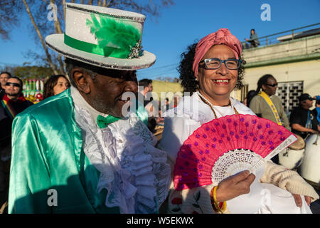 Montevideo, Uruguay. 27. Juli, 2019. Mitglied der Comparsas (Gruppe) gesehen, traditionelle Kostüme während der candombe winter Anrufe (Las llamadas de invierno) Parade in der jacinto Vera Nachbarschaft in Montevideo. Der candombe ist eine kulturelle Manifestation der afro-uruguayischen Herkunft. Es hat eine bedeutende Rolle in der Kultur von Uruguay in den letzten zweihundert Jahren, die von der UNESCO als immaterielles Kulturerbe der Menschheit anerkannt. Credit: SOPA Images Limited/Alamy leben Nachrichten Stockfoto