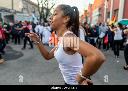 Montevideo, Uruguay. 27. Juli, 2019. Tänzerinnen der comparsa (Gruppe) während der Parade der candombe winter Anrufe (Las llamadas de invierno) in Jacinto Vera Nachbarschaft in Montevideo gesehen. Der candombe ist eine kulturelle Manifestation der afro-uruguayischen Herkunft. Es hat eine bedeutende Rolle in der Kultur von Uruguay in den letzten zweihundert Jahren, die von der UNESCO als immaterielles Kulturerbe der Menschheit anerkannt. Credit: SOPA Images Limited/Alamy leben Nachrichten Stockfoto