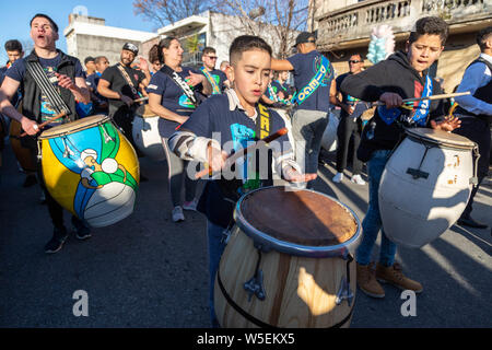 Montevideo, Uruguay. 27. Juli, 2019. Kinder Schlagzeug spielen während der candombe winter Anrufe (Las llamadas de invierno) Parade in der jacinto Vera Nachbarschaft in Montevideo. Der candombe ist eine kulturelle Manifestation der afro-uruguayischen Herkunft. Es hat eine bedeutende Rolle in der Kultur von Uruguay in den letzten zweihundert Jahren, die von der UNESCO als immaterielles Kulturerbe der Menschheit anerkannt. Credit: SOPA Images Limited/Alamy leben Nachrichten Stockfoto