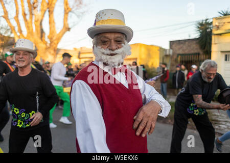 Montevideo, Uruguay. 27. Juli, 2019. Mitglied der Comparsas (Gruppe) während der candombe winter Anrufe (Las llamadas de invierno) Parade in der jacinto Vera Nachbarschaft in Montevideo gesehen. Der candombe ist eine kulturelle Manifestation der afro-uruguayischen Herkunft. Es hat eine bedeutende Rolle in der Kultur von Uruguay in den letzten zweihundert Jahren, die von der UNESCO als immaterielles Kulturerbe der Menschheit anerkannt. Credit: SOPA Images Limited/Alamy leben Nachrichten Stockfoto