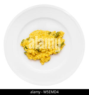 Risotto mit Safran und Spargel auf weißem Hintergrund Stockfoto
