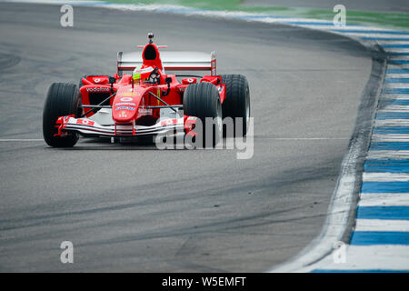 Hockenheim, Deutschland. 28. Juli 2019. Die deutschen F2 Fahrer Mick Schumacher fährt Ferrari F 2004 von seinem Vater Michael Schumacher vor dem Start der Deutschen F1 Grand Prix. Credit: SOPA Images Limited/Alamy leben Nachrichten Stockfoto