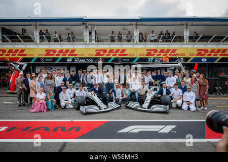 Hockenheim, Deutschland. 28. Juli 2019. Mercedes AMG PETRONAS-F1-Team Mitglieder für ein Foto vor dem Beginn der deutschen F1 Grand Prix Rennen darstellen, zu 125 Jahre laufen und Ihre 200 startet in Grand Prix Rennen feiern. Credit: SOPA Images Limited/Alamy leben Nachrichten Stockfoto