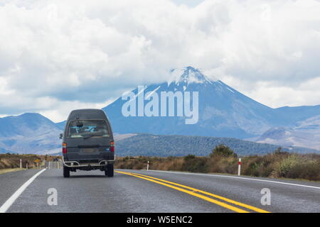 Ein Van Reisen zum Mount Ngauruhoe durch Rangipo Wüste, eine unfruchtbare Wüste - wie Umwelt, in Neuseeland, in der Ruapehu District auf t entfernt Stockfoto