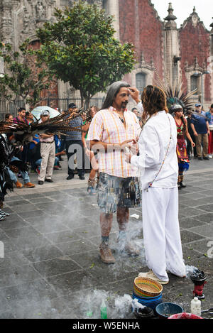 Mexikanische Latino Mann empfangen Copal spirituelle "Säuberung" Ritual am Zocalo, Mexico City, CDMX, Mexiko. Jun 2019 Stockfoto