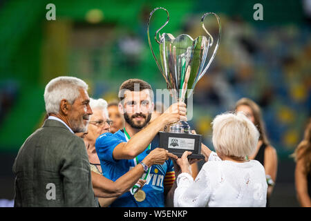 Lissabon, Portugal. 28. Juli 2019. Jose Gaya mit den fünf Geigen Trophäe während der Letzten von fünf Geigen vor Saisonbeginn 2019 Trophy Fußballspiel zwischen Sporting CP vs Valencia CF. (Endstand: Sporting CP 1 - 2 Valencia CF) Credit: SOPA Images Limited/Alamy leben Nachrichten Stockfoto