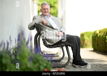 Ludwigshafen am Bodensee, Deutschland. 19 Juli, 2019. Erwin Teufel, ehemaliger Ministerpräsident von Baden-Württemberg, sitzt auf einer Bank am Ufer des Bodensees. (Dpa' Erwin Teufel hat noch einen vollen Terminkalender 'Credit): Felix Kästle/dpa/Alamy leben Nachrichten Stockfoto