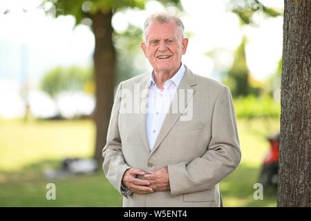 Ludwigshafen am Bodensee, Deutschland. 19 Juli, 2019. Erwin Teufel, ehemaliger Ministerpräsident von Baden-Württemberg, liegt an den Ufern des Bodensees. (Dpa' Erwin Teufel hat noch einen vollen Terminkalender 'Credit): Felix Kästle/dpa/Alamy leben Nachrichten Stockfoto