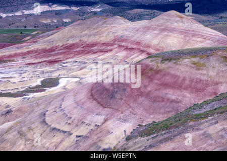 Des Oregon Painted Hills ist eine der drei Einheiten der John Day Fossil Beds National Monument, im Wheeler County, Oregon. Es Gesamt 3,132 acr Stockfoto