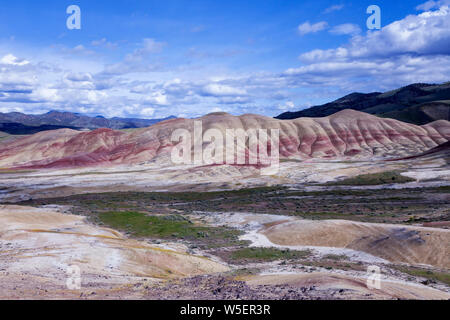 Des Oregon Painted Hills ist eine der drei Einheiten der John Day Fossil Beds National Monument, im Wheeler County, Oregon. Es Gesamt 3,132 acr Stockfoto