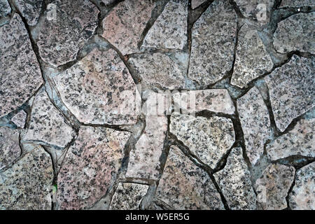 In der Nähe von kalten und nassen Stein weg. Stein spaziergang Textur, Hintergrund mit gerissenen Stein Material. Abstrakte alten dunklen Granit entfernt. Das äußere Design n Stockfoto