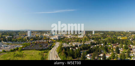 Antenne Panoramablick auf ein Wohngebiet in der Nähe von Guildford Center Mall an einem sonnigen Morgen. In Surrey, Vancouver, BC, Kanada. Stockfoto