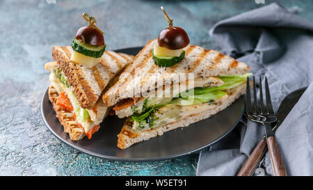 Essen Banner. Toast mit Rührei, Gemüse und Käse. Köstliches Frühstück und Snacks Stockfoto