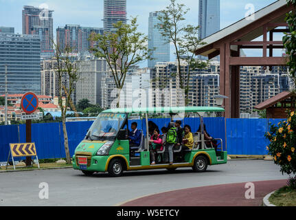 Nanning, China - Nov 1, 2015. Elektrische Karre für Passagiere vor dem botanischen Garten in Nanning, China wartet. Stockfoto