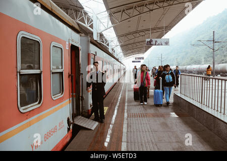 Nanning, China - Nov 2, 2015. Die Fahrgäste den Zug am Bahnhof Nanning, China wartet. China Eisenbahn gehören zu den größten in der Welt. Stockfoto