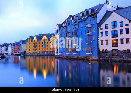 Malerische Alesund Architektur die Skyline in der Dämmerung mit schönen Reflexion im Fjord, Norwegen Stockfoto