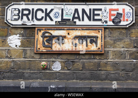 Brick Lane street anmelden Englisch und Bengali, London, Großbritannien Stockfoto