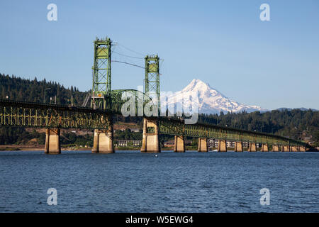 Wunderschöne Aussicht auf Hood River Brücke über Columbia River mit Mt Hood im Hintergrund. In Weiß Lachs, Washington, USA, übernommen. Stockfoto