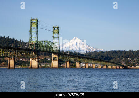 Wunderschöne Aussicht auf Hood River Brücke über Columbia River mit Mt Hood im Hintergrund. In Weiß Lachs, Washington, USA, übernommen. Stockfoto