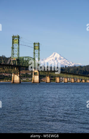 Wunderschöne Aussicht auf Hood River Brücke über Columbia River mit Mt Hood im Hintergrund. In Weiß Lachs, Washington, USA, übernommen. Stockfoto