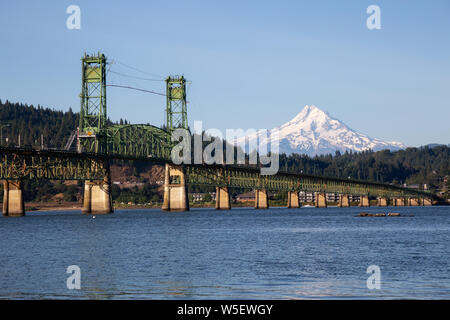 Wunderschöne Aussicht auf Hood River Brücke über Columbia River mit Mt Hood im Hintergrund. In Weiß Lachs, Washington, USA, übernommen. Stockfoto