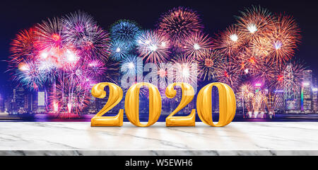 Frohes neues Jahr 2020 (3D-Rendering) Feuerwerk über dem Stadtbild bei Nacht mit leeren weißen Marmor tisch, Banner mock up Template für die Anzeige oder Montage der p Stockfoto