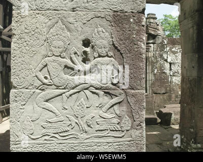 Flachrelief der weiblichen apsaras Tänzer und Lotus Blumen an Banteay Kdei Tempel Stockfoto