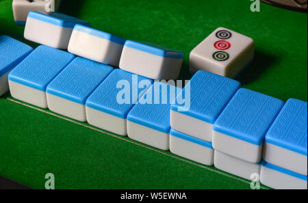 Mahjong Spiel am grünen Tisch im ländlichen Haus in Nanning, China. Stockfoto