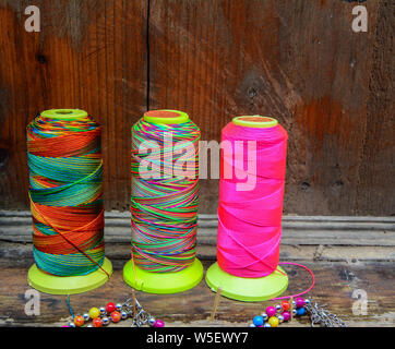 Spulen des Thread in einer Schneiderei im Bergdorf in Hunan, China. Stockfoto