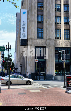 Außenansicht von Twitter Headquarter mit Zeichen und Logo auf der Market Street in San Francisco, Kalifornien. Stockfoto