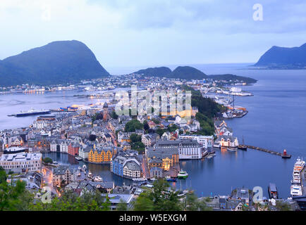 Malerische Alesund Architektur die Skyline in der Dämmerung, in Norwegen Stockfoto