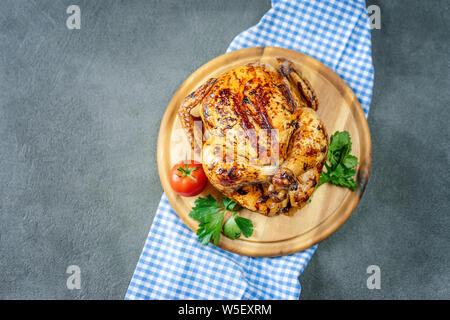 Hähnchen auf dem grauen Hintergrund im Landhausstil Stockfoto