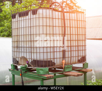 Cube Kapazität für die Berieselung der Pflanzen im Garten, moderne Tropfbewässerung Systeme, Ausrüstungen Stockfoto