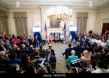 Washington, Vereinigte Staaten von Amerika. 25. Juli, 2019. Präsident Donald J. Trumpf beteiligt sich an der Bürgschaft zu AmericaÕs Arbeitnehmer ein Jahr feier Donnerstag, 25. Juli 2019, im Speisesaal des Weißen Hauses. Personen: Präsident Donald Trump Credit: Stürme Media Group/Alamy leben Nachrichten Stockfoto