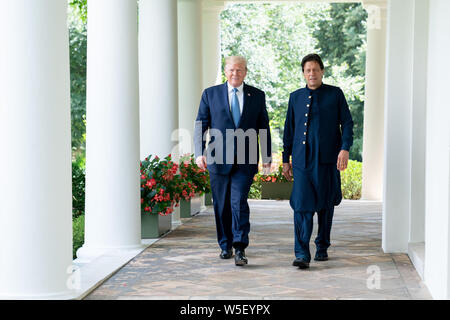 Washington, Vereinigte Staaten von Amerika. 22. Juli, 2019. Präsident Donald J. Trumpf Spaziergänge mit dem Premierminister der Islamischen Republik Pakistan Imran Khan Montag, Juli 22, 2019, entlang der Kolonnade des Weißen Hauses. Personen: Präsident Donald J. Trumpf Spaziergänge mit dem Premierminister der Islamischen Republik Pakistan Imran Khan Credit: Stürme Media Group/Alamy leben Nachrichten Stockfoto