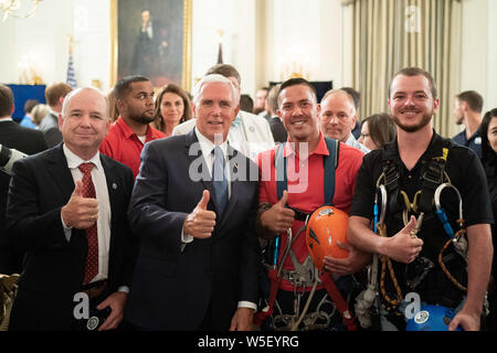 Washington, Vereinigte Staaten von Amerika. 25. Juli, 2019. Vice President Mike Pence posiert für ein Foto mit Gästen während der Bürgschaft zu AmericaÕs Arbeitnehmer ein Jahr feier Donnerstag, 25. Juli 2019, im Speisesaal des Weißen Hauses Menschen: Vice President Mike Pence Credit: Stürme Media Group/Alamy leben Nachrichten Stockfoto