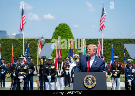 Arlington, Vereinigten Staaten von Amerika. 25. Juli, 2019. Präsident Donald J. Trumpf liefert Erläuterungen während der vollen Ehren Zeremonie für Verteidigungsminister Mark Esper Donnerstag, 25. Juli 2019, in das Pentagon in Arlington, Virginia. Personen: Präsident Donald Trump Credit: Stürme Media Group/Alamy leben Nachrichten Stockfoto