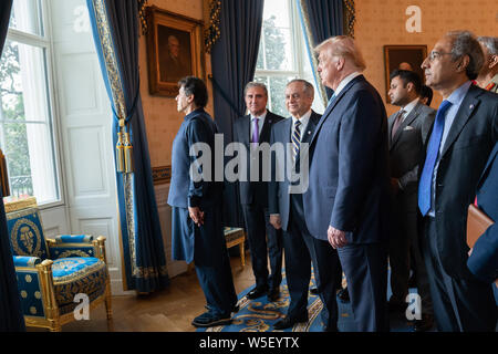 Washington, Vereinigte Staaten von Amerika. 22. Juli, 2019. Präsident Donald J. Trumpf, vom Premierminister der Islamischen Republik Pakistan Imran Khan und seine Delegation begleitet, sieht das Blaue Zimmer Fenster an der South Lawn Montag, Juli 22, 2019, während einer privaten Tour des Weißen Hauses. Personen: Präsident Donald J. Trumpf, vom Premierminister der Islamischen Republik Pakistan Imran Khan Credit: Stürme Media Group/Alamy Leben Nachrichten begleitet Stockfoto