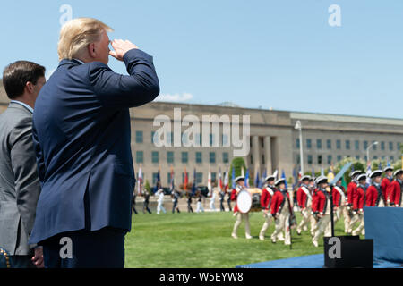 Arlington, Vereinigten Staaten von Amerika. 25. Juli, 2019. Präsident Donald J. Trumpf begrüßt während der vollen Ehren Zeremonie für Verteidigungsminister Mark Esper Donnerstag, 25. Juli 2019, in das Pentagon in Arlington, Va Personen: Präsident Donald Trump Credit: Stürme Media Group/Alamy leben Nachrichten Stockfoto