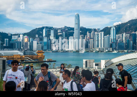 ---- Leute Hong Kongs Victoria Harbour vom Sightseeing Plattform an der West Kowloon Bahnhof an der Guangzhou-Shenzhen - Hong Kong Ex Stockfoto