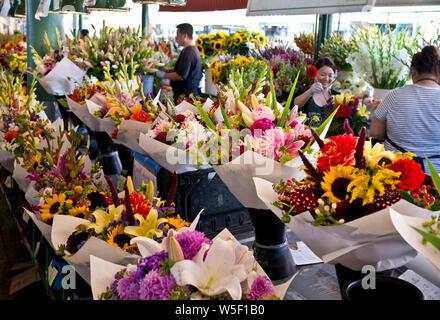Frische Blumensträuße für Verkauf am Pike Place Market in Seattle, Washington, USA. Stockfoto