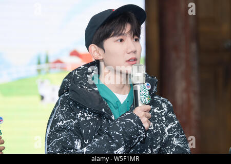 Roy Wang oder Wang Yuan chinesischer Junge Gruppe TFBoys eine Pressekonferenz für eine Vielzahl zeigen in Tengchong Stadt besucht, im Südwesten der chinesischen Provinz Yunnan, Stockfoto