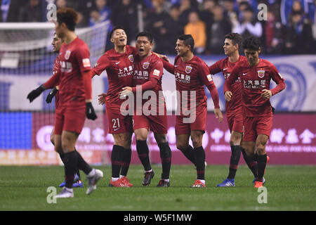 Spieler von Shanghai SIPG F.C. feiern, nachdem er ein Ziel gegen Grönland Shanghai Shenhua F.C. in der 1. Runde während der 2019 Chinesischen Stockfoto